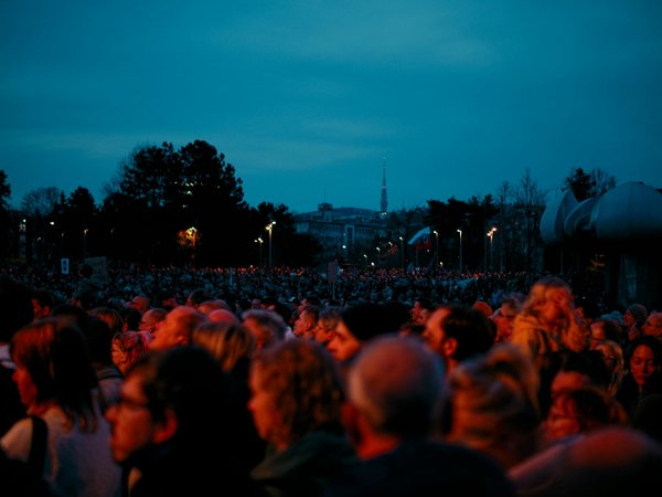 Comment Planifier Une Soirée de Jeux de Cartes Inoubliable à Domicile ?